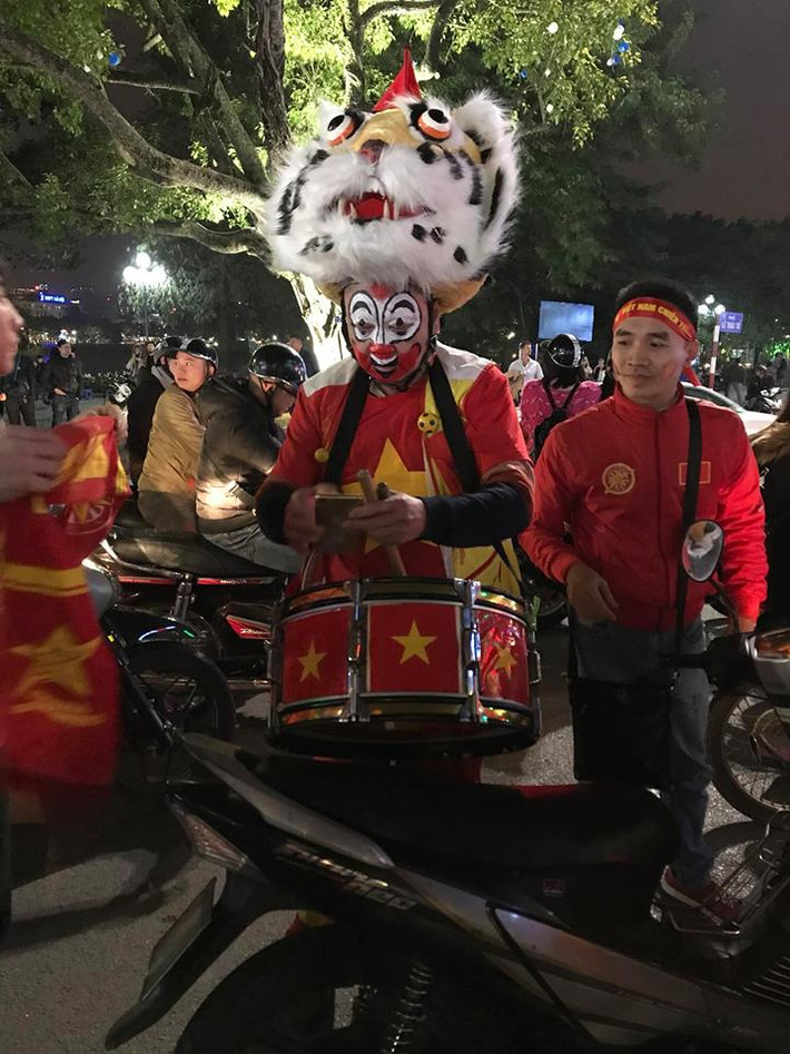 Cờ, trống và cả pháo sáng được các bạn trong hội CĐV mang theo trong chuyến diễu hành của mình.