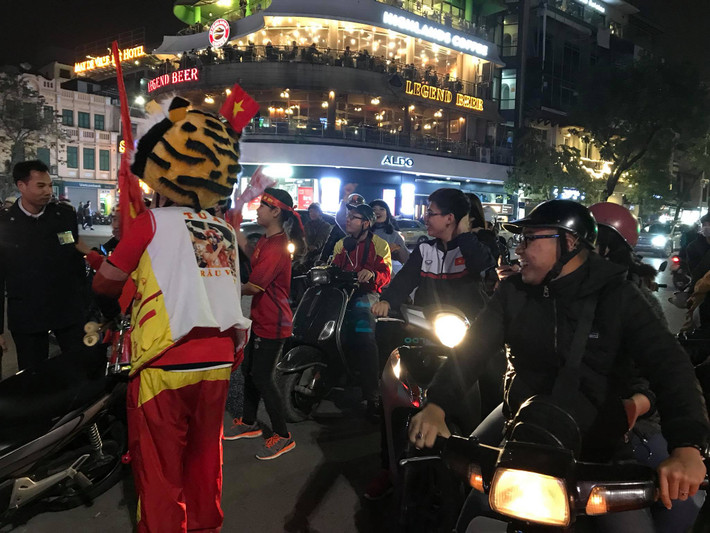 Rất nhiều người dân tò mò đã dừng lại xem màn cổ vũ của các CĐV có mặt tại Hồ Gươm.