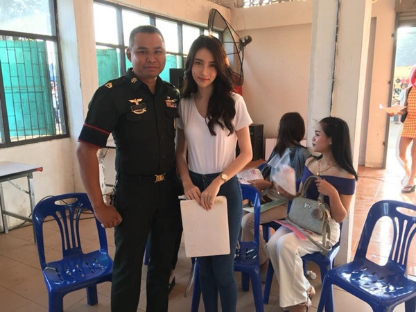 Sự xuất hiện của Hoa hậu chuyển giới thu hút sự chú ý, thậm chí một nhân viên tại khu vực khám nghĩa vụ cũng phải xin chụp ảnh chung với Yoshi.
