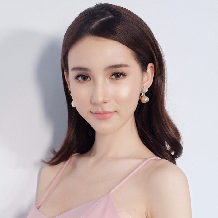 Mới đây, tân Hoa hậu chuyển giới Thái Lan xuất hiện tại 1 đơn vị quân đội để tham gia khám nghĩa vụ quân sự khiến cả phòng khám phải trầm trồ tán thưởng và hàng trăm con mắt hướng về cô.