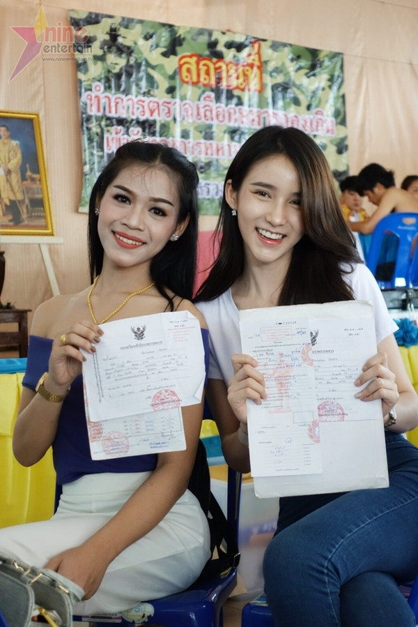 Yoshi khoe giấy miễn nghĩa vụ quân sự của mình tại trạm khám khu vực thành phố Bangkok.
