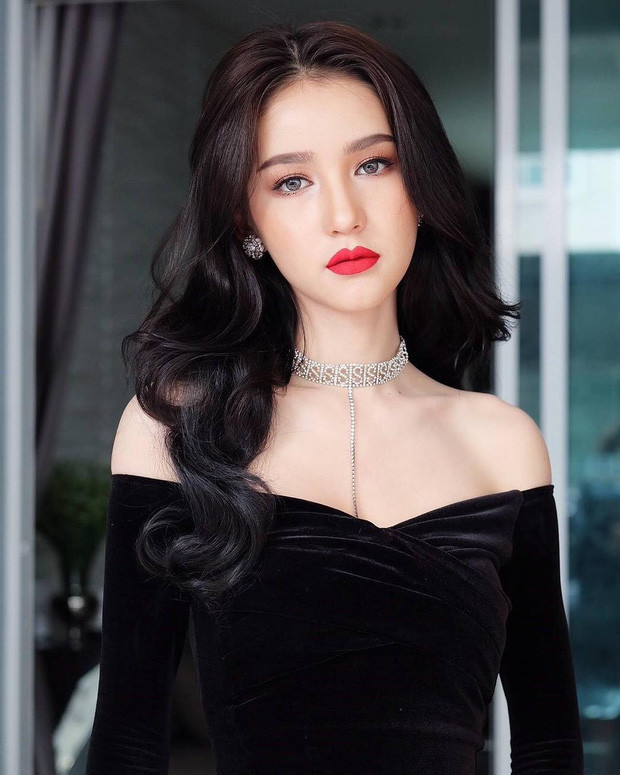 Yoshi Rinrada Thurapan trở thành cái tên gây sốt không chỉ ở Thái Lan mà còn với các nước trong khu vực với nhan sắc đẹp tựa "tiên nữ hạ phàm" của mình.