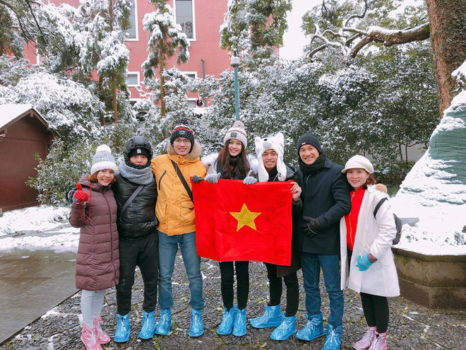 Trước đó, trên trang cá nhân Facebook, Thanh Tú cũng đăng các bức hình chụp ở SVĐ Thường Xuân để chuẩn bị các cầu thủ U23 Việt Nam thi đấu trận chung kết.