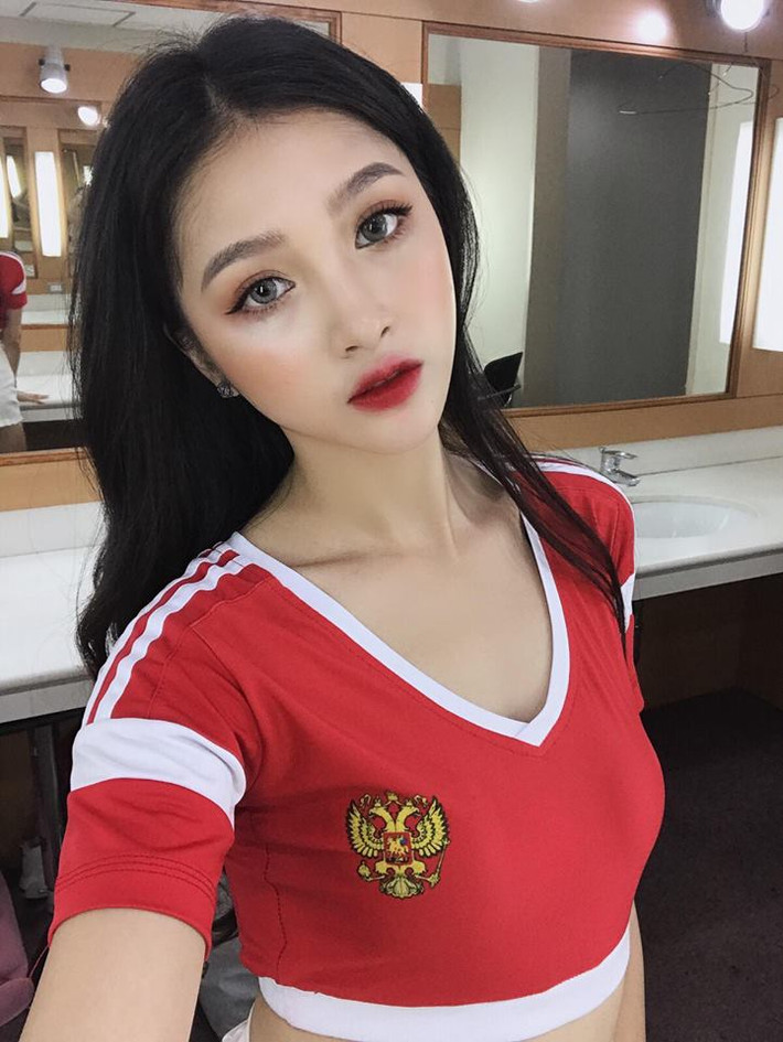 Trên các trang cá nhân của mình, những gương mặt xinh đẹp tham dự chương trình đồng hành cùng World Cup lần này như Trương Hoàng Mai Anh, Diệu Linh, Linh Thỏ, Trâm Anh, Đỗ Linh liên tục khoe những bức ảnh của mình trong trang phục thi đấu được cách tân trước giờ khai mạc World Cup 2018.