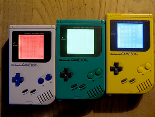 Ngoài console thì siêu phẩm đình đám khác chính là chiếc máy điện tử cầm tay của hãng Brick game hay Game Boy cũng gắn liền với thế hệ 8X, 9X. Chắc hẳn sẽ không có ai nói không biết với chiếc máy điện tử này, chúng chỉ được hiển thị 2 màu đen trắng và chứa khoảng 10 trò chơi khác nhau như: rắn, đua xe, xếp hình… nhưng lại vô cùng cuốn hút.