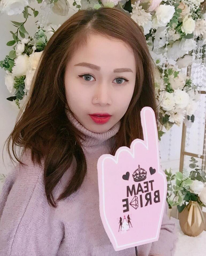 Bảo Ngân vẫn còn độc thân vui vẻ và cũng chưa có ý định lấy chồng. Cô nàng chỉ mong sao sau này lên kiệu hoa rồi có thể kiếm được phong bì nhiều như số phong bì bê tráp của mình sở hữu.