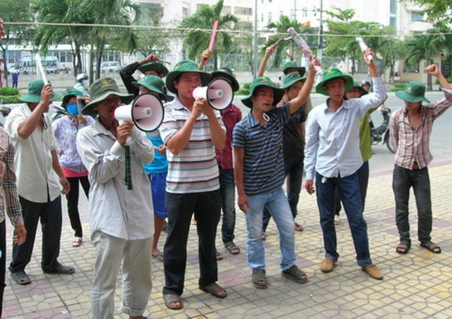 Đòi nợ bằng loa một điển hình đòi nợ trong thời buổi hiện đại.