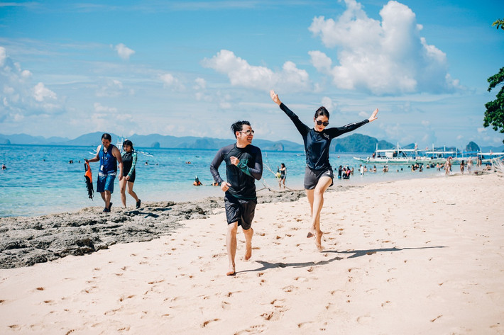 Rời El Nido, Quang Vinh và Diễm My lên chuyến xe di chuyển ngược về Palawan tiếp tục những trải nghiệm khám phá sông ngầm Underground River Puerto Princessa được hình thành từ hàng triệu năm trước, được UNESCO công nhận là một trong những kì quan thiên nhiên thế giới.