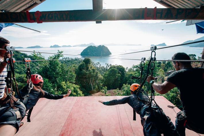 Palawan mang trên mình vẻ đẹp của một vùng biển đáng mơ ước, nước biển xanh trong, bốn bề là những vách núi dựng đứng, san hô nhiều màu sắc có mặt ở hầu khắp mọi nơi.