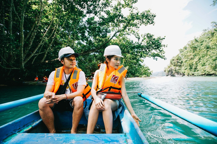 Quang Vinh và Diễm My còn được trải nghiệm chèo thuyền kayak, trực tiếp ngắm nhìn những sinh vật biển đang tung tăng dưới dòng nước trong vắt.