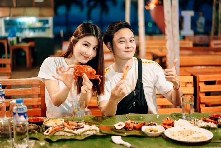 Sau khi bơi lội thỏa thích, Quang Vinh và Diễm My còn được thưởng thức những loại hải sản địa phương tươi rói ngay trên bờ biển, một cảm giác tận hưởng rất tuyệt vời.