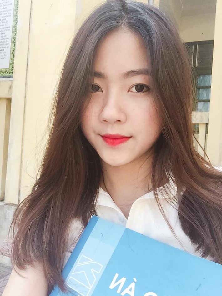 Thời gian qua, không ít những cô bạn xinh đẹp đã trở nên vô cùng nổi tiếng trên MXH khi khoe giọng hát cực ngọt của mình bằng những clip cover. Mới nhất là clip của cô giáo Nghệ An có tên Thùy Linh.