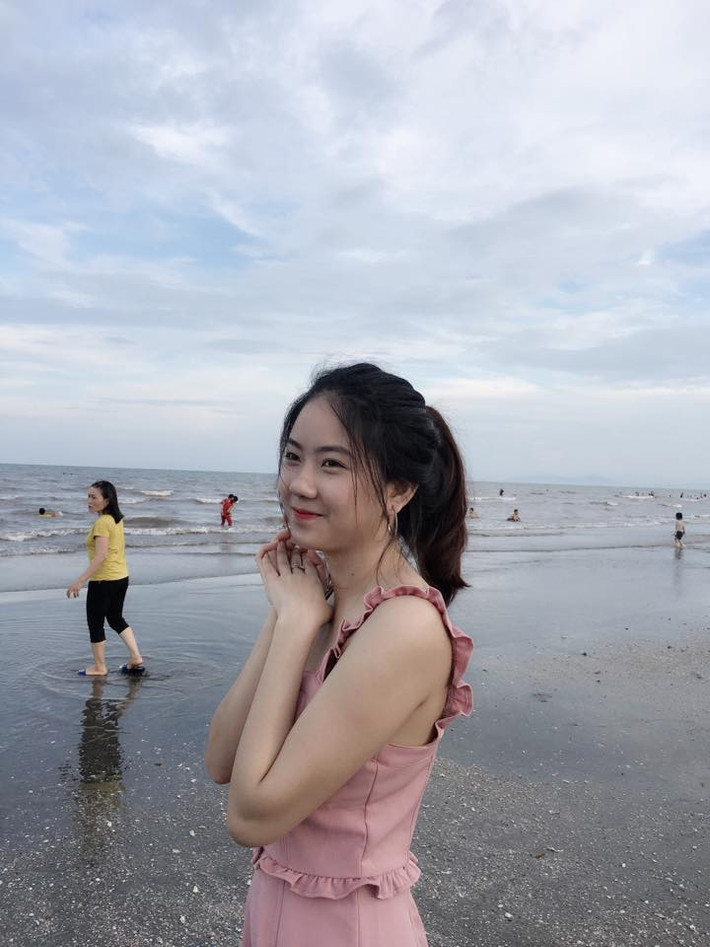 Xuất hiện ít phút trong clip cover ca khúc "Rồi cậu sẽ biết tớ thích cậu nhường nào" – nhạc phim "Gửi thời thanh xuân đơn thuần của chúng tôi" , cô giáo trẻ tuổi tên Thùy Linh không chỉ cho thấy rằng gái Nghệ An không chỉ hát hay mà còn vô cùng xinh đẹp.