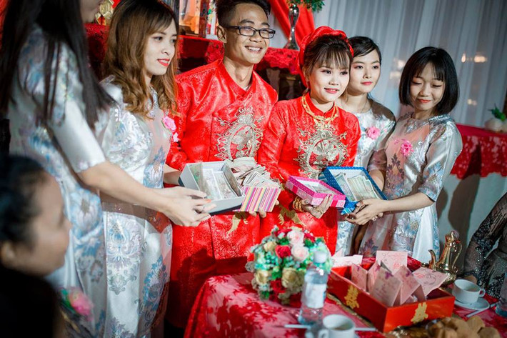 Mới đây, một cô bạn đã bị hội bạn thân của mình "chơi xỏ" với hộp quà mừng cưới toàn tiền lẻ có mệnh giá từ 500 đồng đến 2.000 đồng. Sự thật trớ trêu này đã khiến dân mạng cười lăn.