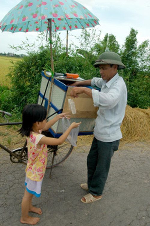 Còn nickname Tuấn Vỹ thì bình luận rằng: "Chỉ cần nghe tiếng còi kêu từ xa là đám trẻ trong ngõ lại đua nhau chạy ra, một đứa ăn mà cả lũ ngóng xem có được mút miếng nào ké không? Kem ngày xưa không có nhiều vị như ngày nay chỉ có socola, đậu xanh với cốm. Ấy vậy mà mê mẩn".