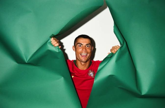 Ronaldo làm mặt hài hước trước ống kính máy ảnh. Có thể thấy siêu sao 33 tuổi đang rất thoải mái và tự tin trước thềm World Cup tại Nga.