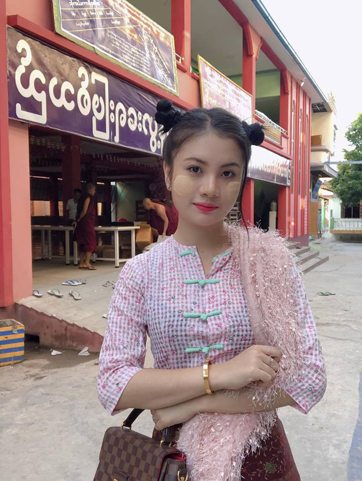 Nhờ tài năng lục lọi, lần mò trên MXH, các netizen đã nhanh chóng tìm được nữ CĐV Myanmar xuất hiện trong phòng vip SVĐ Mandalar Thiri. Đó là cô gái có tên Tay Zar Ko Ko, sinh năm 1995 hiện đang sinh sống tại Thủ đô Naypyidaw - Myanmar.
