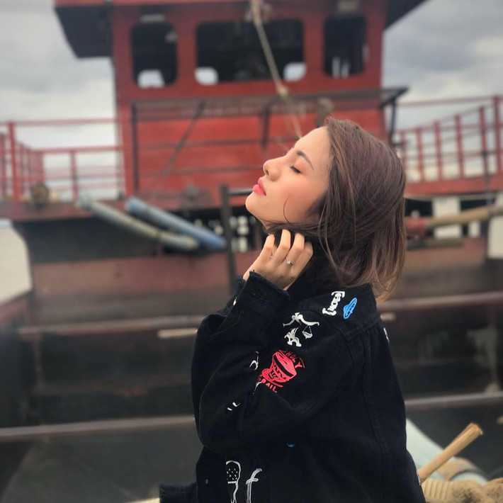 Sở hữu gương mặt đẹp với góc nghiêng thần thánh tô điểm các đường nét tinh tế như làn da trắng, sống mũi cao và đặc biệt là đôi mắt to, nữ CĐV Myanmar nhanh chóng chiếm được cảm tình của nhiều người.