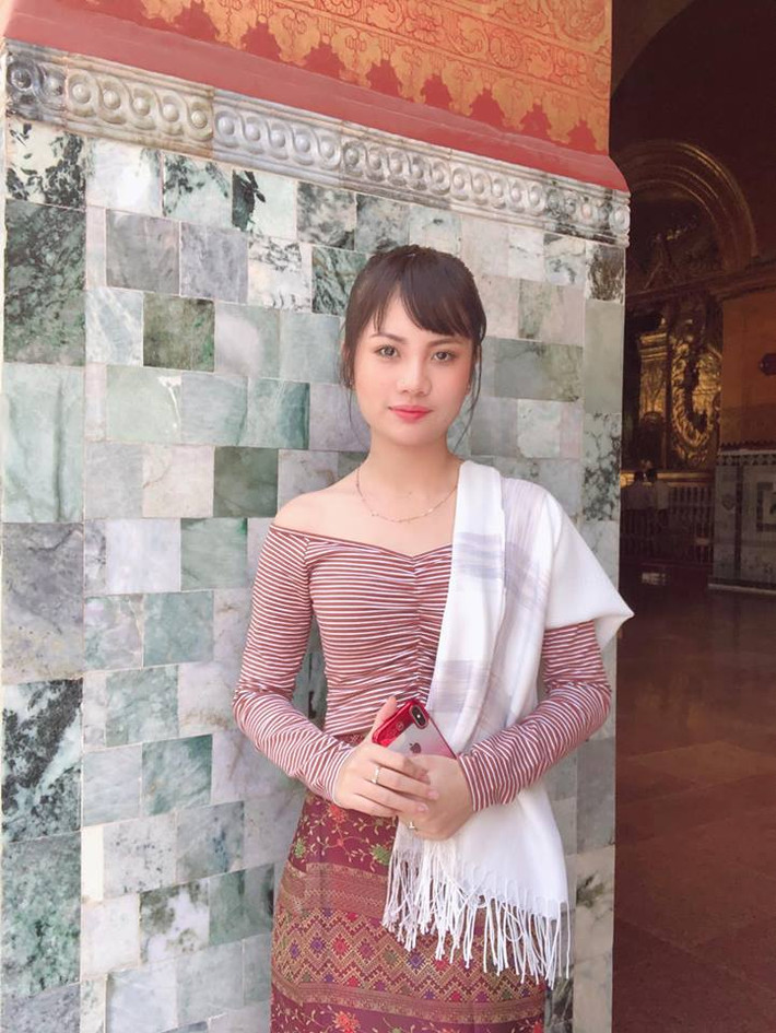 Mới đây trên MXH, bức ảnh chụp nữ CĐV xinh đẹp trong phòng vip của SVĐ Mandalar Thiri (Myanmar) đã thu hút được sự chú ý của nhiều người.