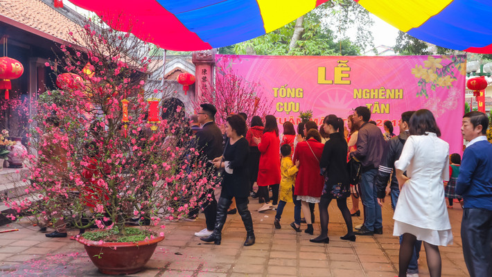 Không khí lễ bái trang nghiêm là cảm nhận đầu tiên của nhiều người khi đến đền Voi Phục. Chia sẻ với PV, bác Thanh Hà (Kim Mã - Hà Nội) nói: "Như thông lệ cứ đến dịp đầu năm, gia đình tôi lại đi lễ Tứ Trấn Hà Nội để cầu những điều mong muốn. Năm nay, tôi cảm thấy thoải mái hơn vì không có tình trạng chen lấn xô đẩy như mọi năm".
