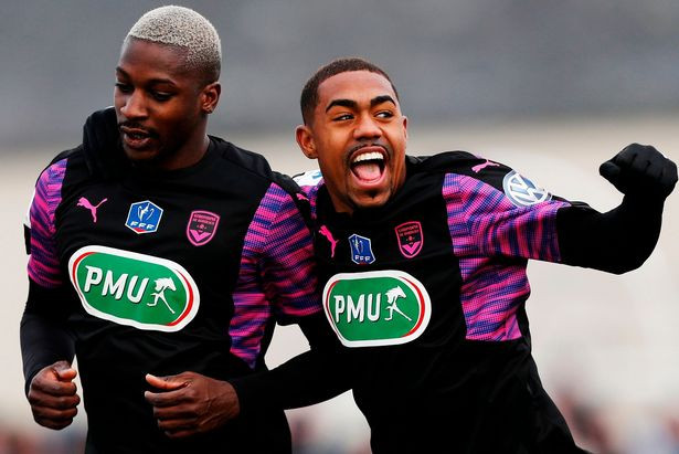 HLV Wenger đã điền tiên Malcom vào danh sách ƯCV thay thế Sanchez và cử người tiếp cận với CLB Bordeaux về trường hợp của cầu thủ 20 tuổi người Brazil.