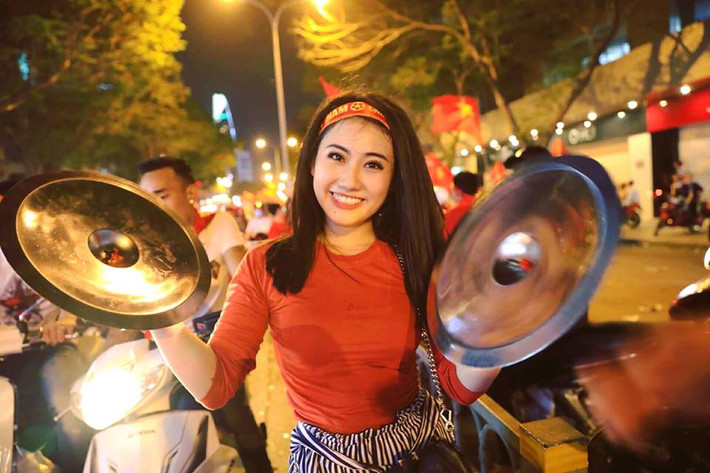 Trên trang cá nhân của mình Huyền Thương cũng cho đăng tải rất nhiều bức ảnh cổ vũ U23 Việt Nam và đặc biệt, cô nàng này còn sẵn sàng thay ảnh đại diện của mình bằng thủ thành Bùi Tiến Dũng.