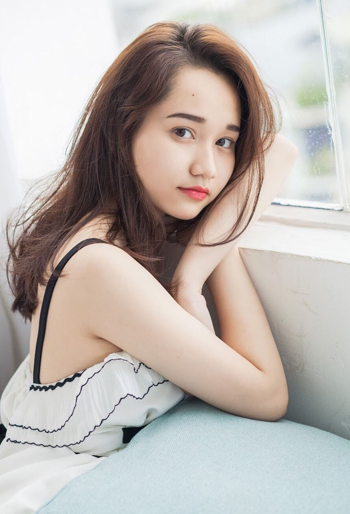 Nguyễn Trúc Anh, sinh năm 1998, diễn viên nữ trong một số phim sitcom chiếu mạng và TV thời gian gần đây cũng gây ấn tượng với bạn trẻ vì nhan sắc chẳng hề kém cạnh hot girl.