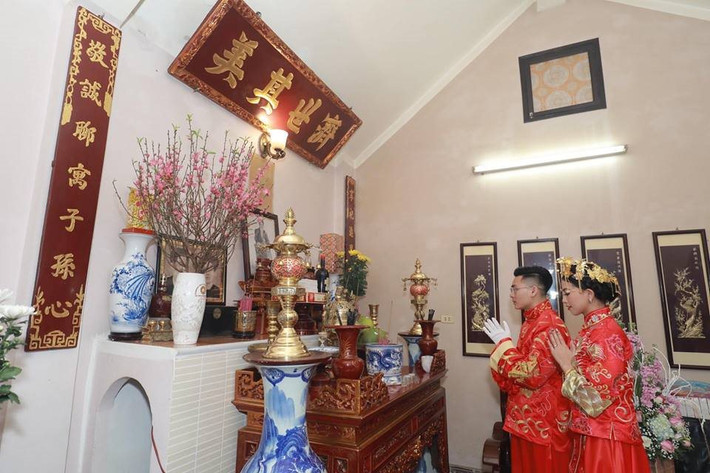 Còn về phần trang phục trong đám hỏi cặp đôi Hà thành này, chú rể Đức Cường chia sẻ rằng: " Nếu mọi người hay mặc vest và áo dài thì mình muốn dành cho ngày trọng đại của mình một sự khác biệt vì tình yêu của bọn mình cũng khá đặc biệt"