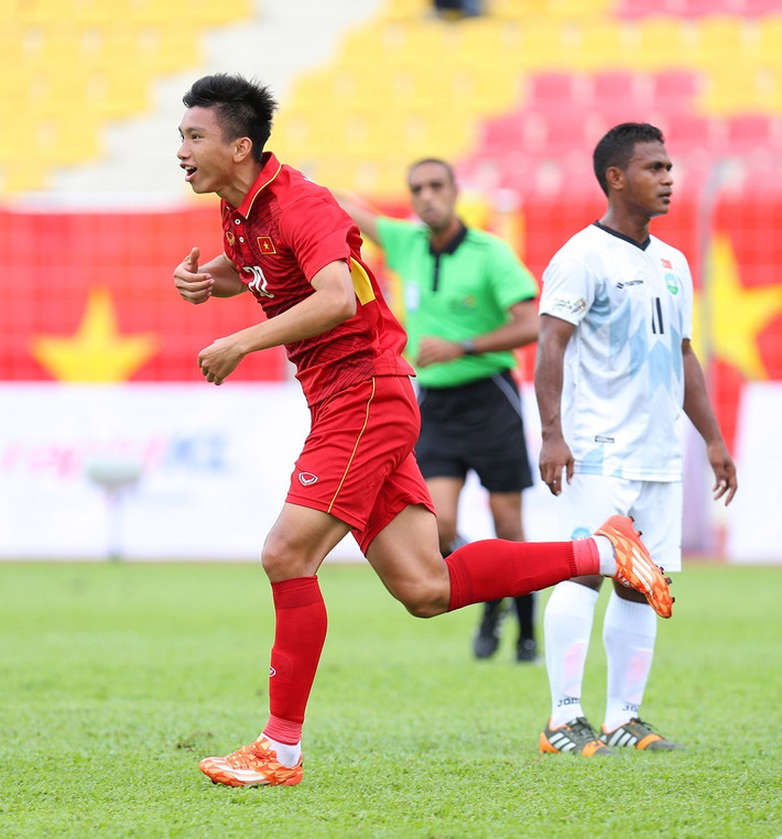 Thông tin từ Indonesia gửi về, HLV Hoàng Anh Tuấn của ĐT U19 Việt Nam đã điền tên Đoàn Văn Hậu vào danh sách của mình. Trong khi cầu thủ người Thái Bình này đang tập trung cùng ĐTQG Việt Nam tại Hàn Quốc để chuẩn bị cho AFF Cup 2018. Chứng kiến thông tin này, nhiều NHM đã đặt ra câu hỏi, liệu với việc tập trung với U19 nếu đội này lọt vào vòng loại trực tiếp, thì có quá sức với cầu thủ 19 tuổi này?