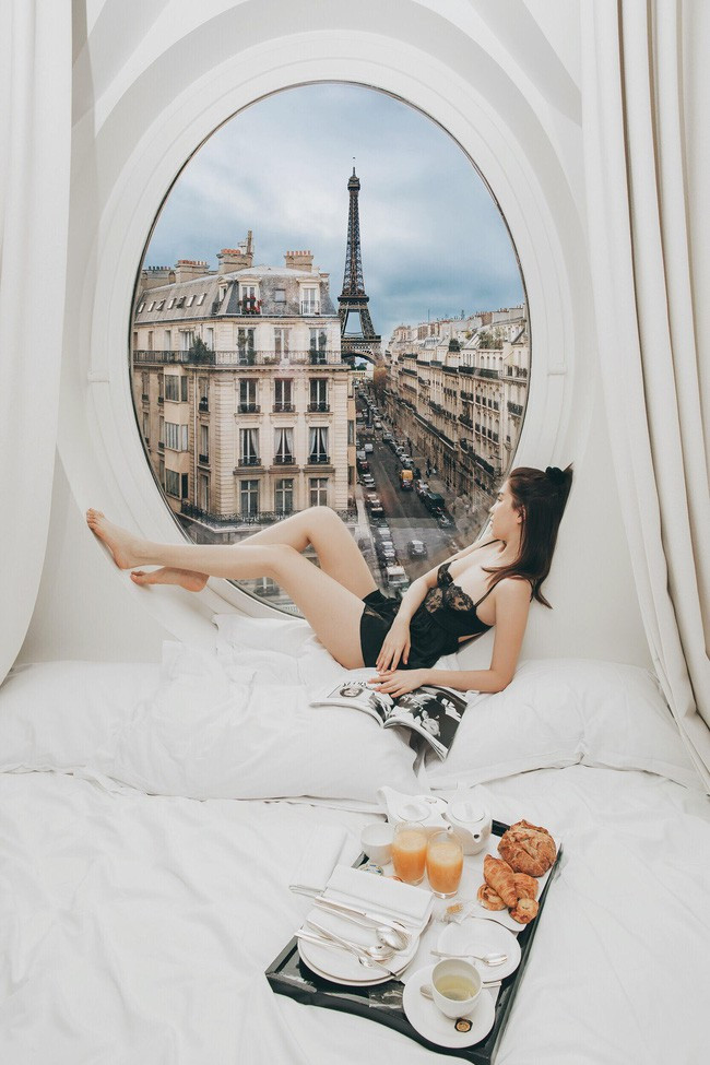 Căn phòng sống ảo Ngọc Trinh gây sốt vì có view nhìn thẳng ra tháp Eiffel, biểu tượng của kinh đô ánh sáng.