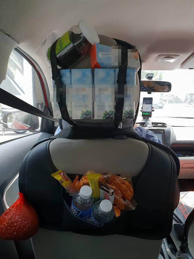 Mới đây, những bức ảnh chụp chiếc xe taxi công nghệ đặc biệt đăng trên Facebook nhanh chóng thu hút sự chú ý của dân mạng. Ngay sau hàng ghế đầu, tài xế dắt các loại đồ ăn nhẹ như bánh, sữa và nước lọc cho khách.