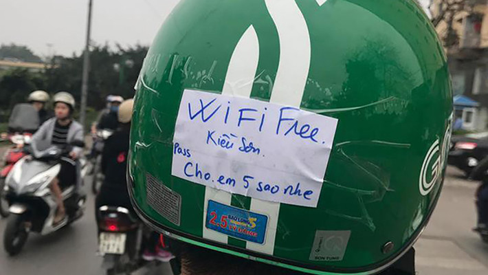 Theo tìm hiểu được biết, tài xế chiếc taxi công nghệ này là một người đàn ông trung niên ở TP HCM. Nhiều người tỏ ra ghen tị với hành khách được ngồi trên chuyến xe thú vị này.