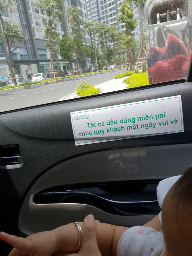 Nhiều người còn để lại bình luận rằng: "Lái xe tốt bụng quá, không chấm 5 sao hơi uổng" hay "Ơn giời, mong một lần được ngồi xe này".