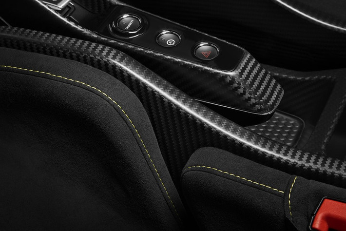 Khả năng phanh lại ở tốc độ cao của McLaren Senna cũng ấn tượng không kém, chiếc xe đang chạy ở vận tốc 300 km/h trở về trạng thái đứng yên chỉ mất 215 m, 200-0 km/h ở 100 m và 100-0 km/h trong 29,5 m. Tất cả những tính năng khí động học trên Senna còn giúp cung cấp thêm 800 kg sức ép tại vận tốc 250 km/h.
