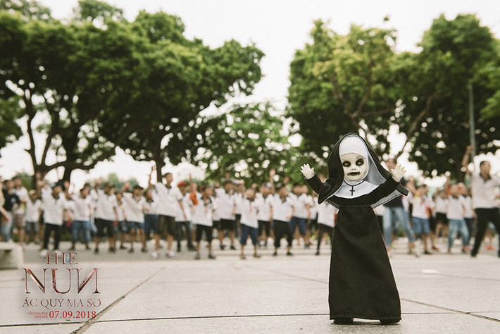 Sau khi xem xong bộ ảnh của Valak, nhiều người cũng nhớ lại rằng trước khi bộ phim The Nun ra mắt những bức ảnh về 1 chú búp bê mang hình hài "ma-sơ" kinh dị này cũng đã từng xuất hiện ở Việt Nam.