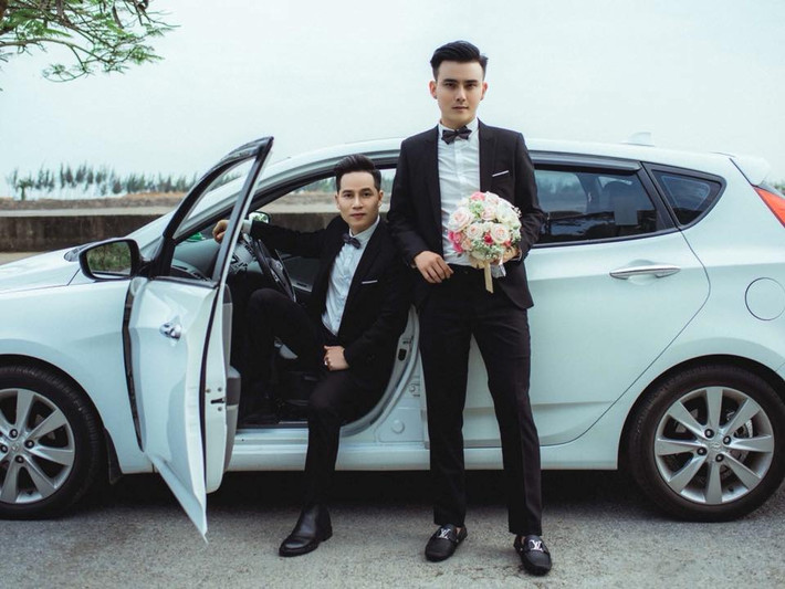 "Tình yêu là không phân biệt tuổi tác, giới tính, chỉ cần con tim hòa nhịp thì tình yêu đã muôn phần ý nghĩa rồi. Chúc hai bạn hạnh phúc", một tài khoản tên Minh Bái bình luận.