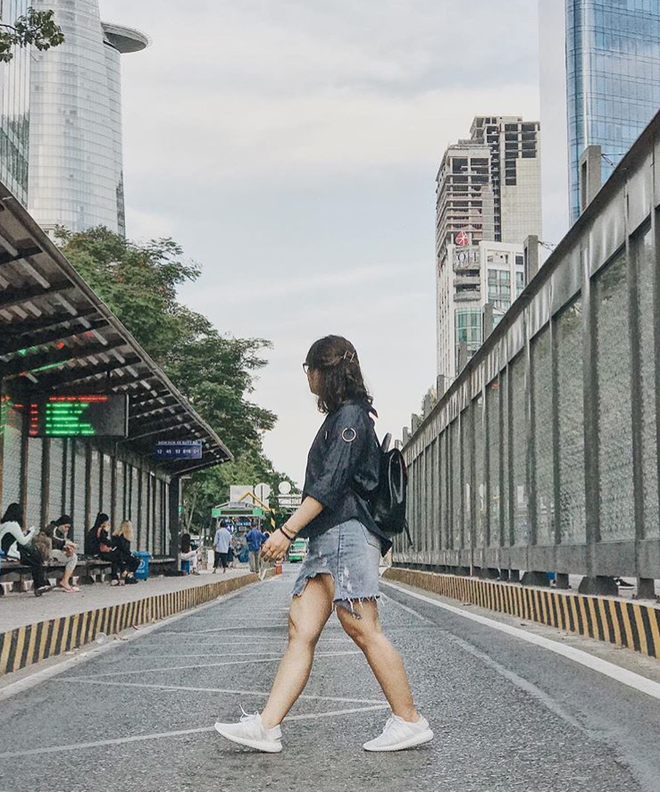 Địa điểm đang được các giới trẻ Sài Thành thi nhau chụp ảnh mới đây, chính là trạm trung chuyển xe bus Bến Thành. Thậm chí nhiều người còn nhầm tưởng đây là một góc nào đó của châu Âu chứ không phải tại Việt Nam.