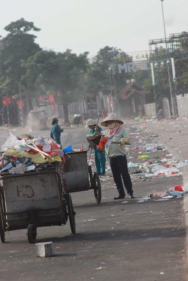 Hơn một ngày sau thắng lợi của đội tuyển Việt Nam tại AFF Cup, những hình ảnh ngập rác sau thắng lợi tại Mỹ Đình vẫn được đăng tải. Kèm theo đó là dòng chú thích: "Nhiều rác quá, một số khu vực vẫn còn chưa thể dọn hết".