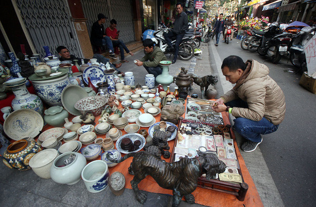Chợ đồ cổ Hàng Mã từ lâu trở thành điểm hẹn thú vị trong những ngày giáp Tết để mọi người dừng chân ngắm nhìn, chiêm ngưỡng một không gian cổ kính với những món đồ lạ mắt hoặc chọn mua những món đồ xưa cũ với hy vọng sẽ có một năm mới tràn ngập niềm vui và thịnh vượng.