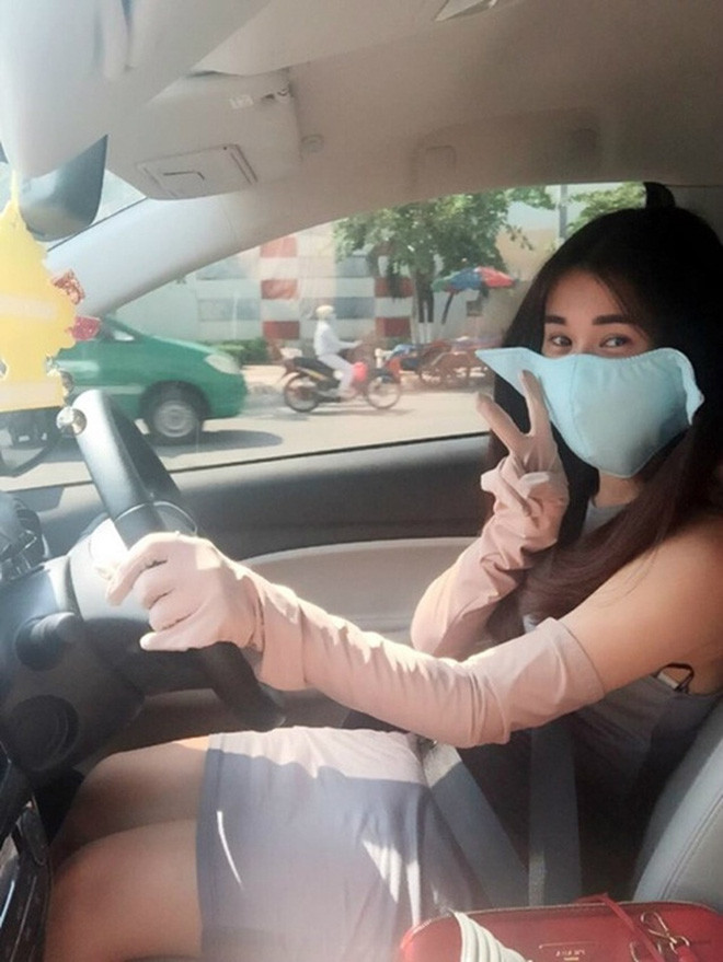 Che tay cho khỏi cháy nắng, che mặt cho khỏi bị đen là điều mà các nữ tài xế vẫn thường làm khi xuất đầu lộ diện ngoài đường.