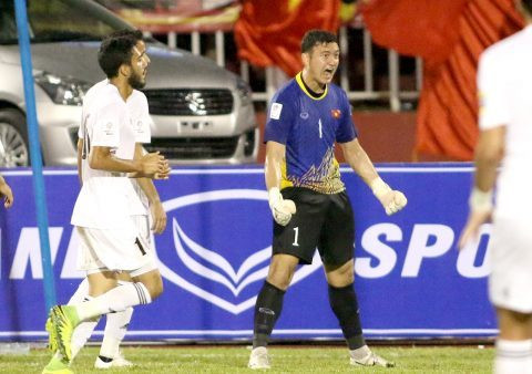 Sự nghiệp leo lên tuyển của Đặng Văn Lâm cũng khá gian nan, trước thềm SEA Games 28, Lâm gửi "tâm thư" với mong muốn được thử sức ở ĐT U23 Việt Nam nhưng HLV Miura có quá nhiều lựa chọn. Trước thềm AFF Suzuki Cup 2018, Đặng Văn Lâm một lần nữa bị HLV Park Hang Seo gạch tên trong chiến dịch ASIAD.