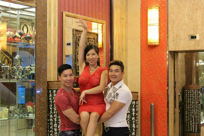 Mỹ Phụng từng là nghệ sĩ xiếc tài năng của TP.HCM. Tuy nhiên, sau đó chị chuyển sang Pháp định cư. Tại đây, chị tiếp tục tham gia biểu diễn xiếc.