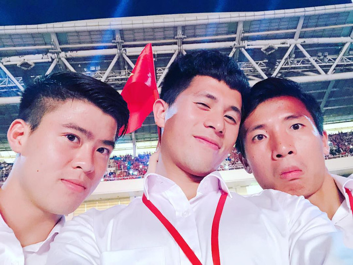 Khi Đình Trọng gặp chấn thương không thể ra sân tại trận tứ kết, Bùi Tiến Dũng đã không ngần ngại động viên đàn em: "Mau khỏi để người ta còn mượn bờ vai đấy nhé".