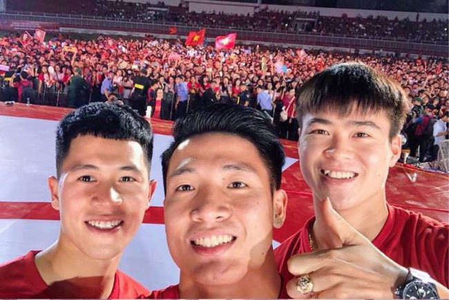 Trong mọi khoảnh khắc đáng nhớ, ba cầu thủ đều không quên "selfie lẻ" với nhau. Bức hình chụp tại buổi tri ân U23 Việt Nam hồi đầu năm tại sân vận động Thống Nhất, từng nhanh chóng được chia sẻ rộng rãi trên mạng xã hội.