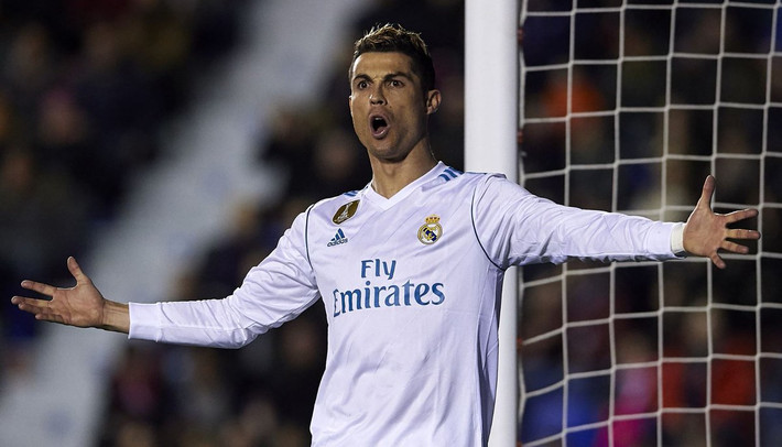 Tờ ABC vừa tiết lộ, một quan chức ở Bernabeu, Real Madrid sẵn sàng thực hiện gia hạn hợp đồng với Ronaldo để chiều lòng cầu thủ này. Ảnh: Goal