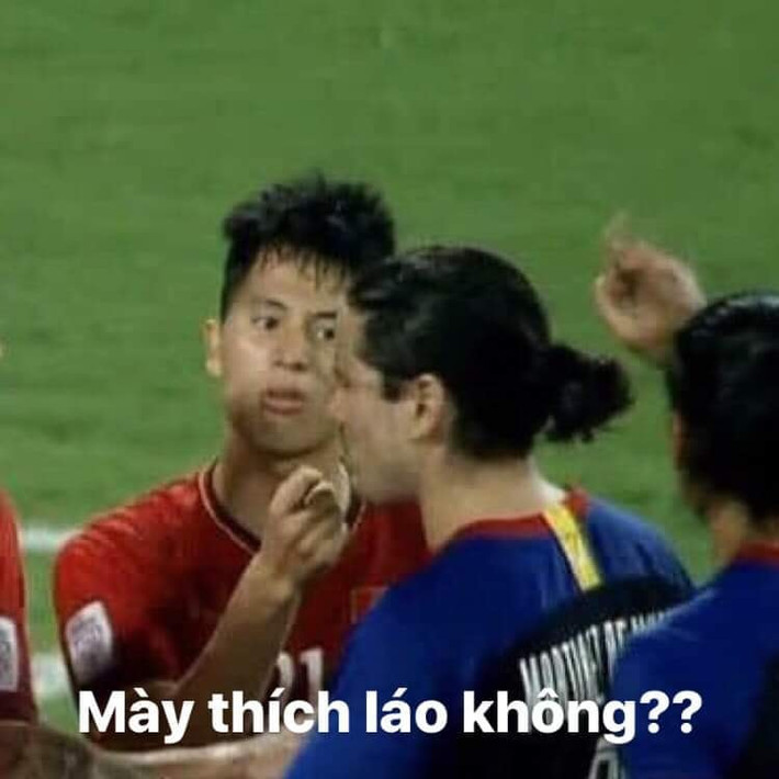 Đình Trọng vốn là cầu thủ khá lành trong đội hình đội tuyển Việt Nam tại AFF Cup lần này, hiếm khi nào thấy cầu thủ số 21 này to tiếng với đối phương. Nhưng trước cảnh chơi xấu của Philippines với đồng đội, Trọng "sơ-vin" đã nổi điên và dằn mặt đối phương.