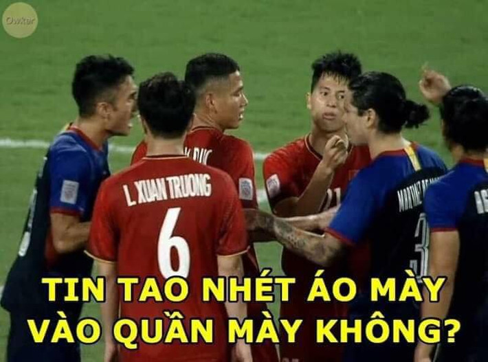 Trọng "sơ-vin" luôn chỉnh tề với hình ảnh cho áo trong quần khi thi đấu nhưng khi nóng lên, cầu thủ đội tuyển Việt Nam này muốn nhét luôn đối phương vào quần mình.