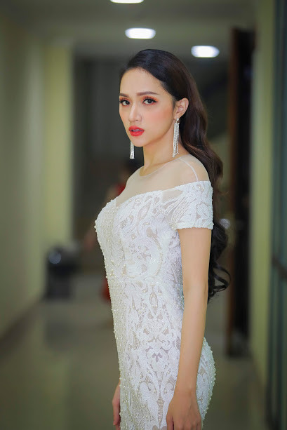 Thân hình nuột nà của Hoa hậu Hương Giang thu hút ống kính máy ảnh trong suốt thời gian sự kiện diễn ra.