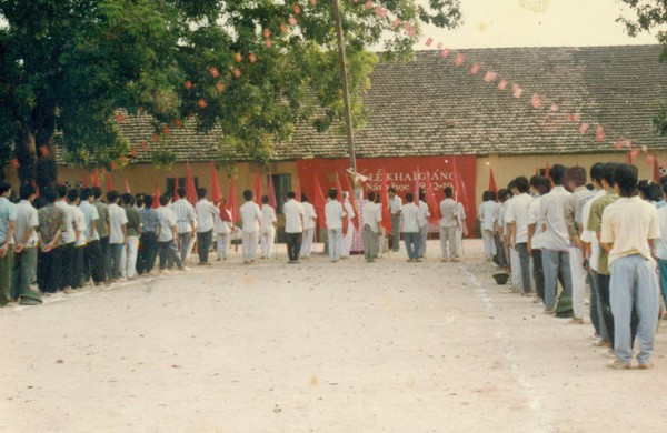 Ngày khai giảng thời đó không có nhiều cờ hoa rực rỡ, chỉ đơn giản 1 tấm phông màu xanh với dòng chữ được cắt cẩn thận từ giấy trắng, dán lên bằng keo hồ.