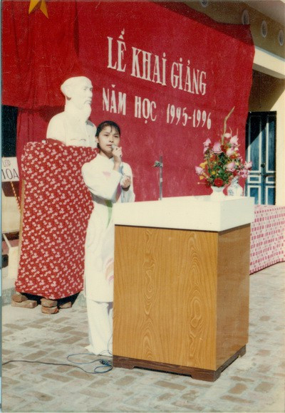 Còn nickname Tô Thắng bày tỏ: "Nhìn bọn trẻ thời nay khai giảng sướng hơn mình ngày xưa thực sự. Giờ thì chúng được mặc đồng phục chỉnh tề còn ngày xưa thì sắm được cái áo trắng và phải giữ vô cùng cẩn thận để tiếp tục đi học. Ngày nay, bố mẹ đưa các con đi khai giảng toàn bằng xế hộp, mui trần còn ngày xưa thì có xe đạp là may và đa phần là sử dụng "động cơ cơm" để tới trường".